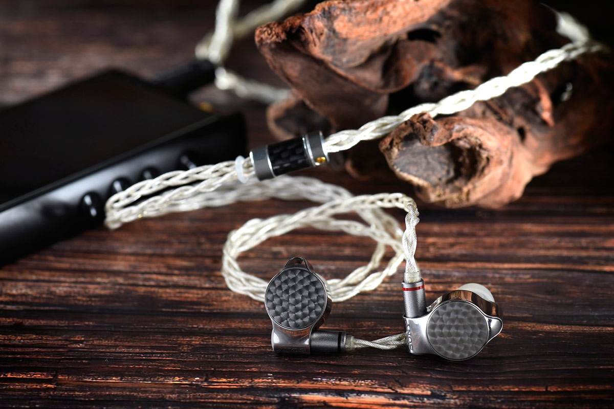 大家對 Satin Audio 可能感到陌生，是來自越南的耳機線品牌，靠著全人手工藝和高質量系列產品，在市場上迅速爆紅。近日有耳機專賣店引進來港，今次借來 Olympus 系列的 Athena 耳機升級線，整合了純銀和鍍鈀兩種金屬，能令重播系統有更好的發揮。