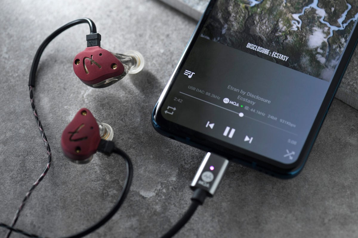 早前評測過 Fender AE1i Audio Enhancer 轉接線，是專為 iPhone 用家而設的高音質解碼耳擴。可惜未有 USB-C 版本，Android 手機用家無福消受，因此該代理 Soundwave 特意引入 Zorloo 的 Ztella 轉接線，一端是 USB Type-C，另一端是 3.5mm 耳機輸出，內置了 ESS Sabre 解碼晶片，亦備有耳擴能力，絕對是解放 Android 最佳音質的利器。