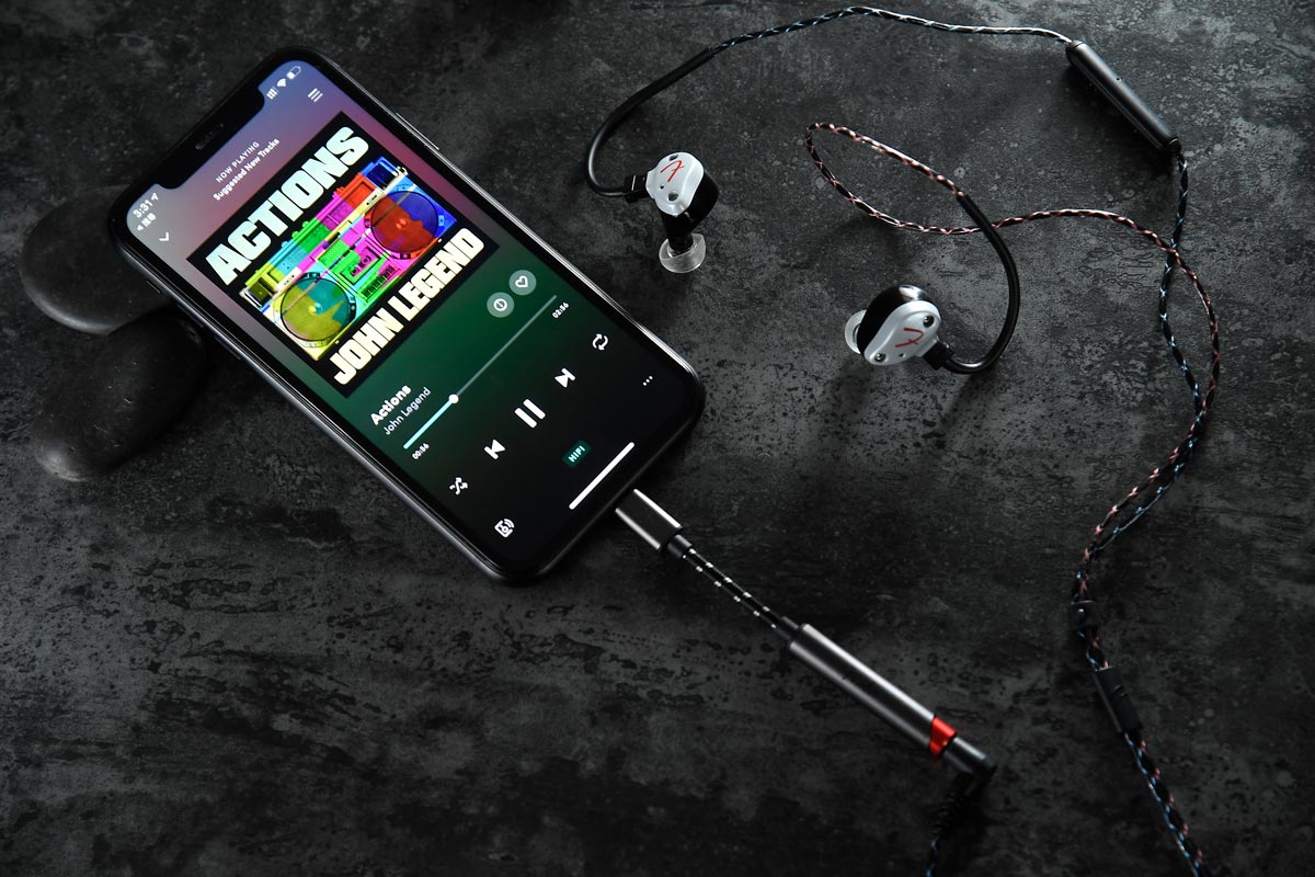 由於真無線耳機的體積細細，收音咪很難設計得好，不時在街上會見到有人一邊聽、拎起另一邊在嘴邊進行對話。因此線控耳機依然感覺比較實際，更重要是，聲音質素相對會較好一點。最近，Fender 為一眾 iPhone 用家提供一個不錯的方案，將 PureSonic Wired 線控耳機配搭 AE1i Audio Enhancer 轉接線推出優惠組合，同時具備更好的音質和更清晰的通話品質。