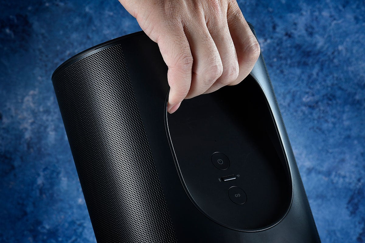 Sonos 的喇叭一向網絡功能都極之豐富，不過講到網絡串流，好多時就局限於室內有 Wi-Fi 的環境使用。今次 Move 就係 Sonos 首次推出的戶外喇叭，為了應付有時室外使用「斷網」的情況，所以亦都首次在 Sonos 喇叭引入了藍牙功能。室內使用有豐富網絡音樂串流功能，室外使用有藍牙連接仲加埋防潑水、防撞設計。今次就試吓係咪咁好用，又能否保持 Sonos 的音色。