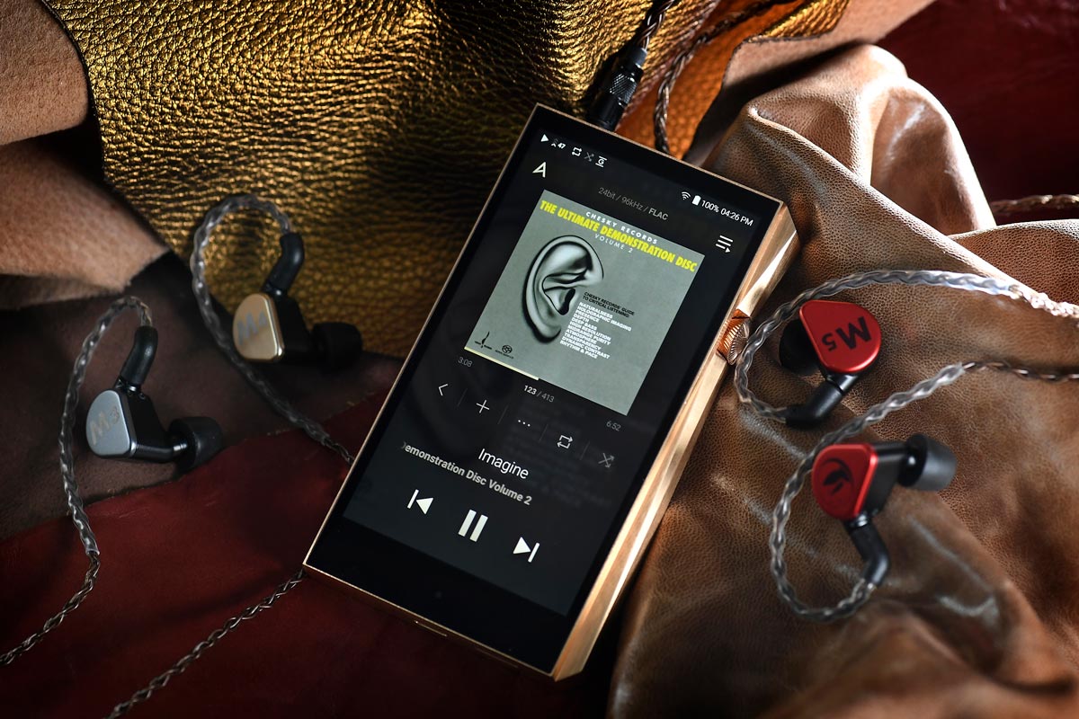 美國新晉品牌 FiR Audio 於 2018 年成立，來頭不小，其創辦人 Bogdan Belonozhko 和研發團隊擁有 10 多年耳機開發及製作耳機經驗。FiR Audio 用上「太空兔」作為品牌標誌，象徵著敢於探索新事物、新領域，渴望帶來嶄新的聽覺體驗。M 系列作為品牌開山之作，一共推出了 3 款型號，不同型號所配置的單元數目也不同。但最重要的是，品牌擁有多項自家調聲技術，相信要在高階耳機市場站穩也不難。