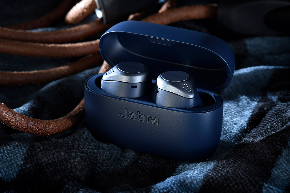 丹麥耳機品牌 Jabra 推出新一代真無線運動耳機 Elite Active 75t，相比起上一代，唔只外形更輕巧，續航力也更持久，最重要是音質提升遠超預期。在各方面也有明顯升級，就連細微之處都能找到進步，絕對是有誠意的升級之作。