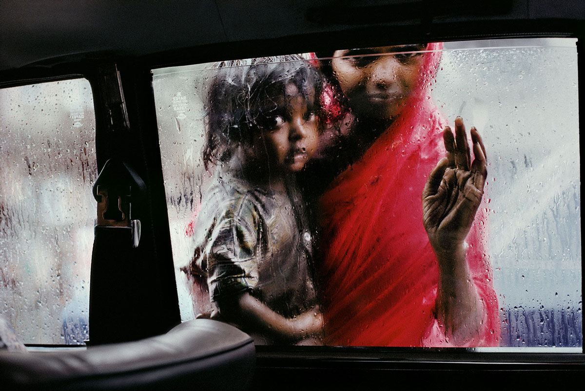 The best pictures are ones that tell a story, that take us on a journey.
現年 70 歲的美國攝影師 Steve McCurry 擅於利用照片說故事，其一標誌就是色彩豐富的異國情調影像，不論是印度兒童、古巴街頭，還是世界各地的少數民族，在他的鏡頭下都是精彩動人的瞬間。熱愛不同文化的他，走過烽煙大地，也走進偏遠地區，以一幅幅動人影像訴說故事。
