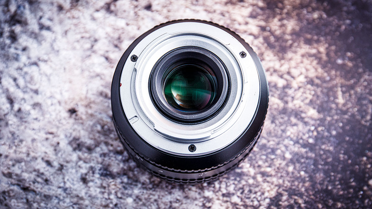 VELVET 28 是 Lensbaby 最新推出的 VELVET 夢幻柔焦系列鏡頭的新成員，之前的 56mm f/1.6 以及 85mm f/1.8 都是中長焦，偏向為人像拍攝而設，今次的 28mm f/2.5 則是標準廣角鏡，影景、影人、街拍都適合。不過可能不少朋友以為柔焦鏡頭只能柔化畫面，VELVET 28 的柔焦效果其實可以調校，配合光圈調節，令到鏡頭可以適用不同場景。