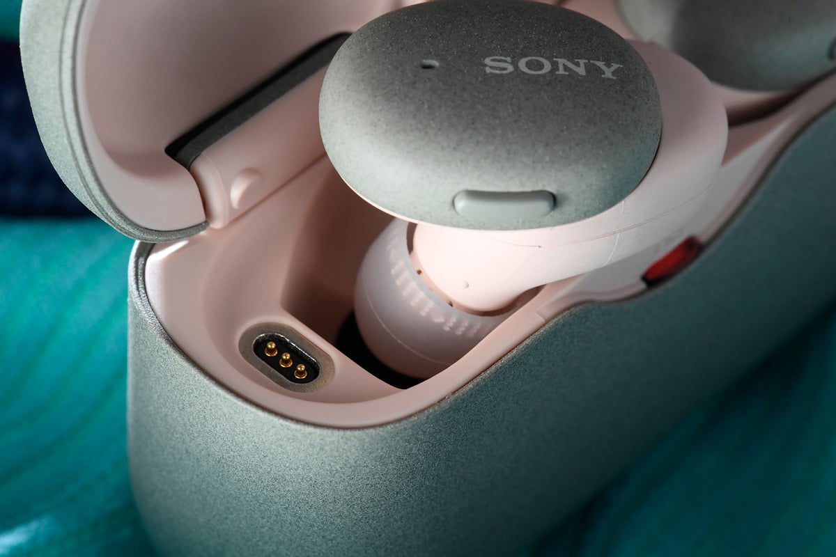 去年 Sony 直接跳過「Mark 2」推出第三代真無線耳機 WF-1000XM3，連接穩定性大幅提升，獲得相當不錯的評價，再次成功省靚招牌。最近他們再推出全新 h.ear 系列真無線耳機 WF-H800，承襲了 WF-1000XM3 的核心技術，但沒有搭載主動式降噪功能，換來的是，更細小的體積，獨特的撞色設計，譜出一種獨特的和諧感，非常吸引眼球。