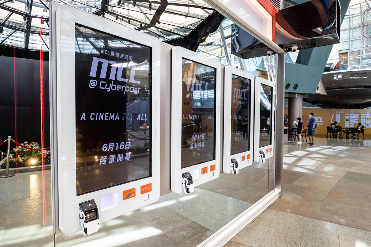 MCL 最新戲院在 6 月 16 日正式進駐數碼港，阿熾以前有時都會到數碼港睇戲，貪有靚位，今次新影院也是在港島南區的「數碼港商場」內，一共提供 4 個影廳。全部採用了 Barco 4K 鐳射投影機和先進的 RealD 3D 數碼播放系統，其中 3 間影院還設置 Dolby Atmos 音響系統，而且還有全港首間 LUXE 頂級巨幕影院。