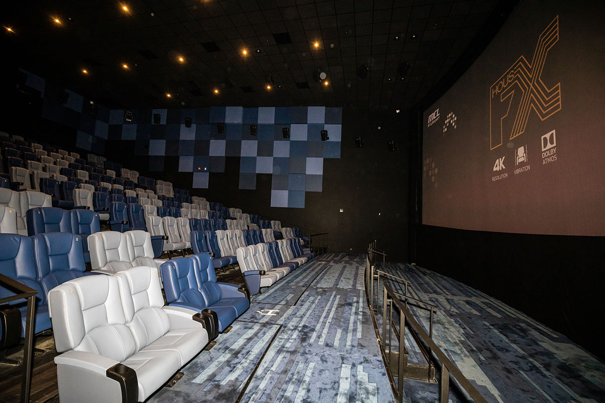 MCL 最新戲院在 6 月 16 日正式進駐數碼港，阿熾以前有時都會到數碼港睇戲，貪有靚位，今次新影院也是在港島南區的「數碼港商場」內，一共提供 4 個影廳。全部採用了 Barco 4K 鐳射投影機和先進的 RealD 3D 數碼播放系統，其中 3 間影院還設置 Dolby Atmos 音響系統，而且還有全港首間 LUXE 頂級巨幕影院。