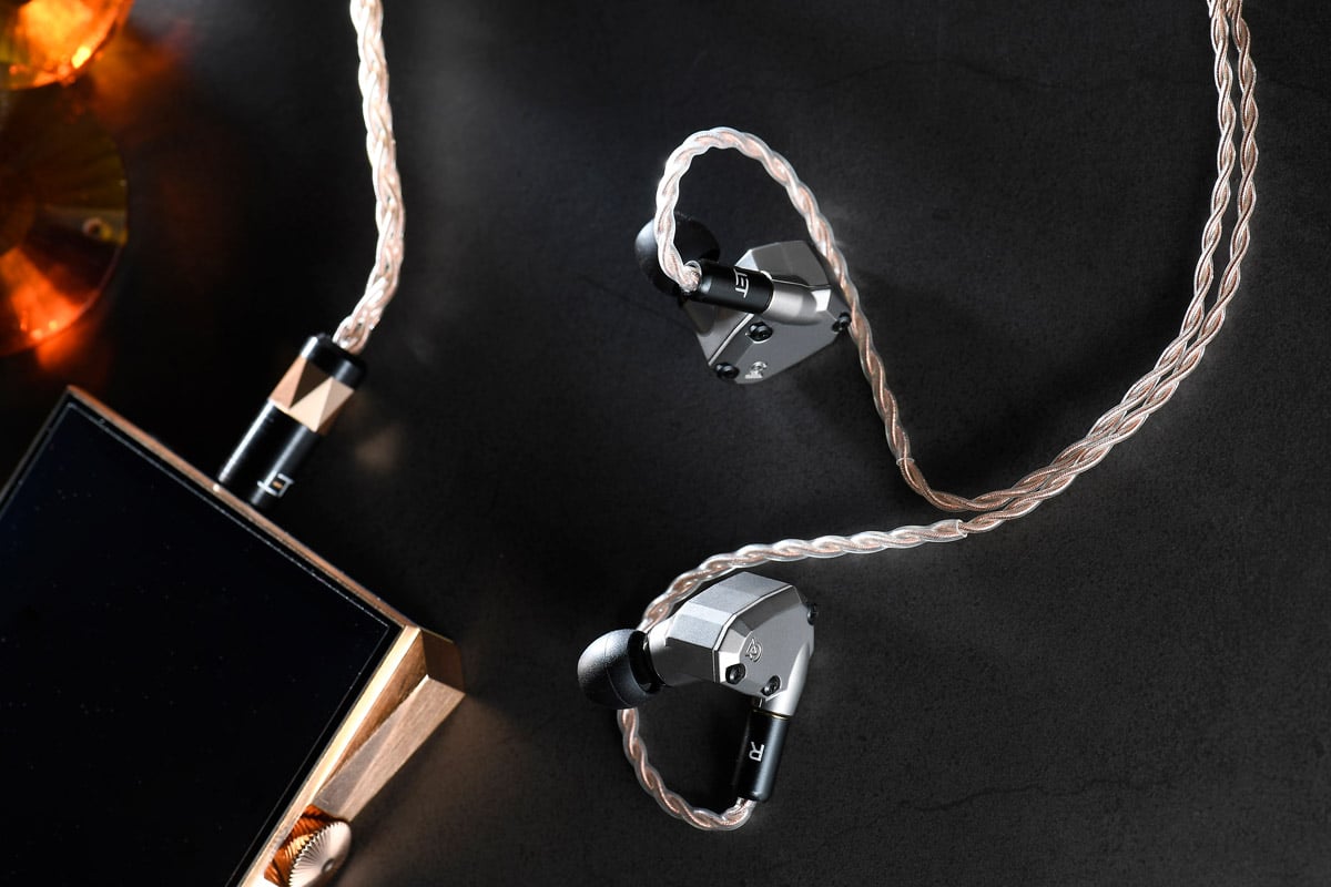 今年 Campfire Audio 一口氣推出了 3 款入耳式耳機，分別是 Solaris 2020、Ara 及 Andromeda 2020，當中最矚目的非 Ara 莫屬，是品牌首款以鈦金屬製造外殼，配置 7 個動鐵單元設計，而且加入全新 Solid-Body 調聲部件，相當有話題性的耳機。