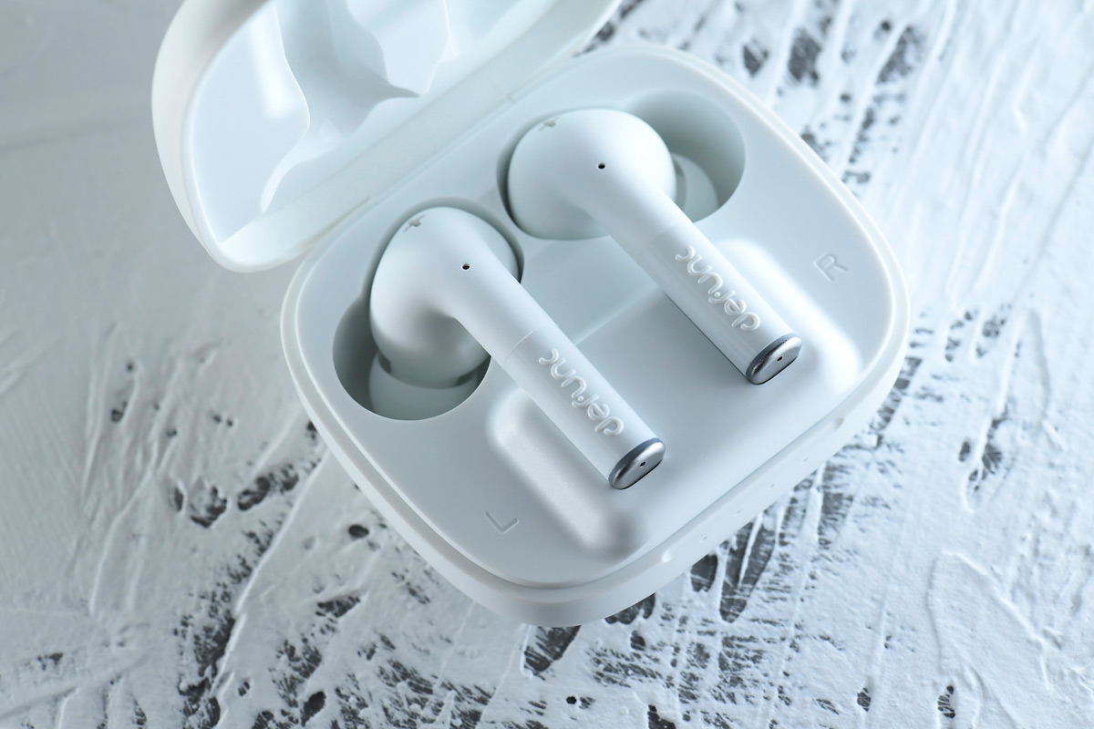 瑞典耳機品牌 Defunc 最近正式引進來港，幾百元貨仔，可說是性價比超高的真無線耳機。今次評測的 True Plus 和 True Gaming，同樣採用雙收音咪設計，在通話時可進行環境降噪，令對話自然更加清晰。