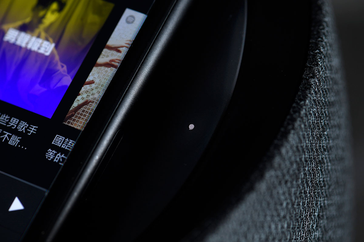 Belkin 是相當受歡迎的電腦、手機配件品牌，Soundform Elite 除了是 Belkin 的首款智能喇叭之外，今次更找來了法國音響名廠 Devialet 作音響設計，將著名的 Phantom 系列喇叭的元素融入到 Soundform Elite 當中。究竟這款聯乘 Devialet 的智能喇叭兼無線快充播歌的效果係點？