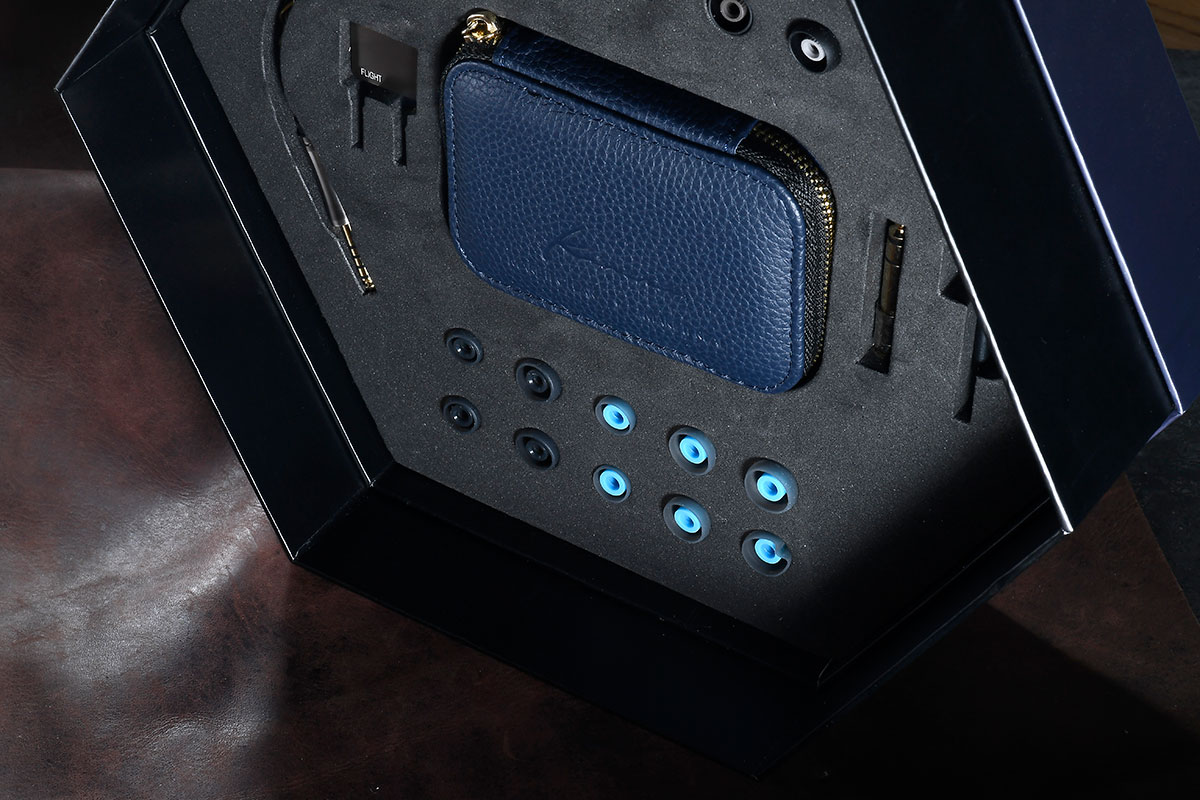Baldr 是 Kinera 最新推出的萬元級旗艦耳機，採用 4 組靜電、2 組動鐵、1 組動圈單元，3 分頻、7 單元組合兼顧了高、中、低頻表現。全天然橡木（oakwood）外殻加上紅藍配色幾精美，特大的包裝盒入面配件更加超齊全。