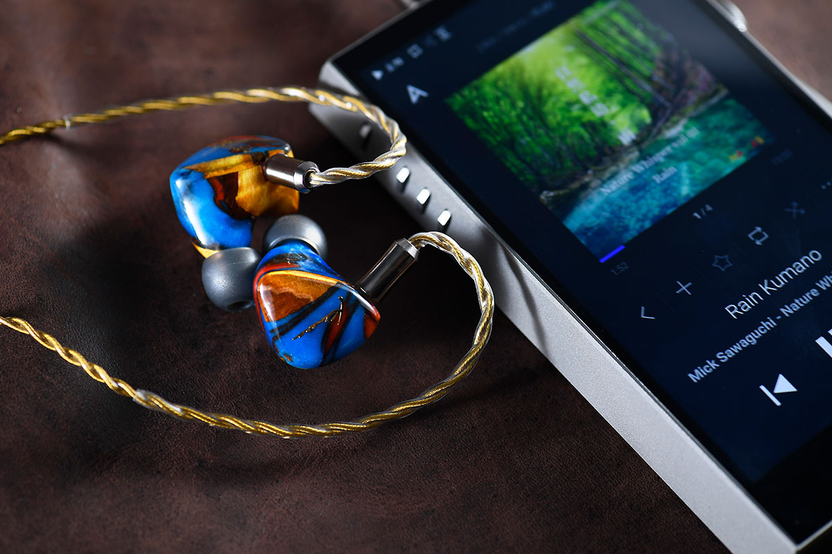 Baldr 是 Kinera 最新推出的萬元級旗艦耳機，採用 4 組靜電、2 組動鐵、1 組動圈單元，3 分頻、7 單元組合兼顧了高、中、低頻表現。全天然橡木（oakwood）外殻加上紅藍配色幾精美，特大的包裝盒入面配件更加超齊全。