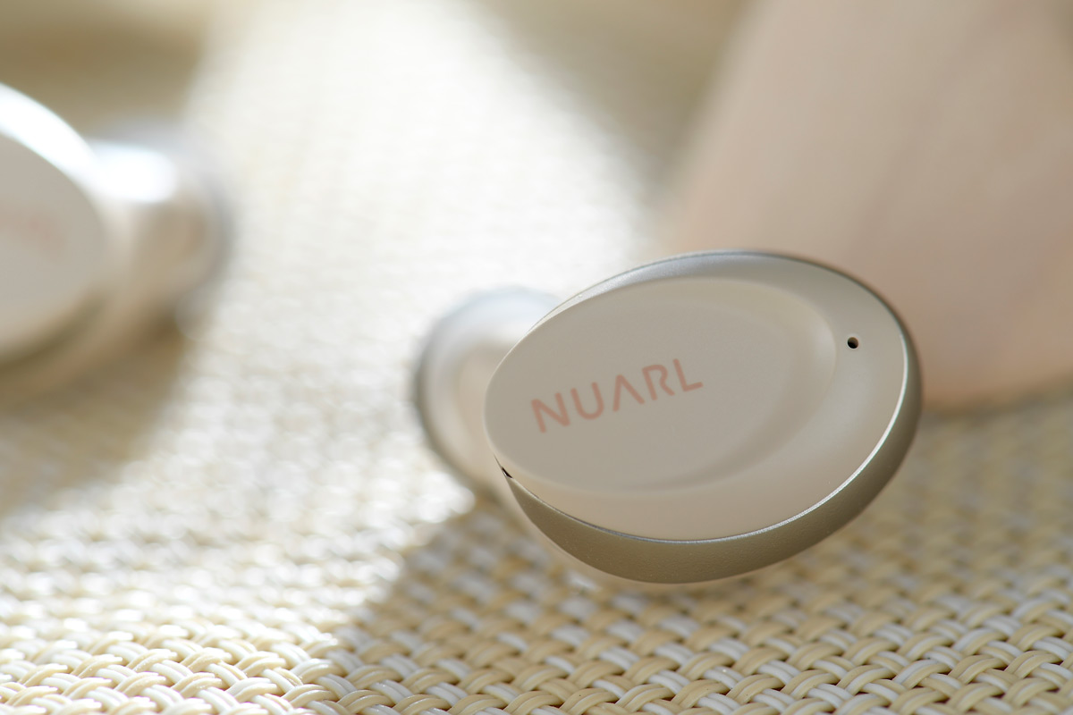口碑不俗的日系品牌 Nuarl 在真無線耳機範疇非常積極，近日再推出 N6 mini，顧名思義是早前 N6 的迷你版，不單止耳機和充電盒的體積比以往變得細小，而且因應市場需求，功能亦作出了大幅的提升，更重量是，定價便宜會更為人所接受。