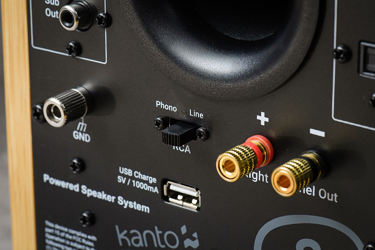 Kanto 推出的 YU6 是一款 5.25 吋書架喇叭，主動式設計，有齊解碼、藍牙功能，配備的 AKM AK4388 DAC 音色不錯，用手機簡單無線接駁就可以聽歌。甚至還有 Phono 放大功能，直駁黑膠唱盤都可以，設計相當特別。加上黑、白、竹和胡桃木 4 種箱身選擇，今次借到手測試的竹面音箱更加質感一流。