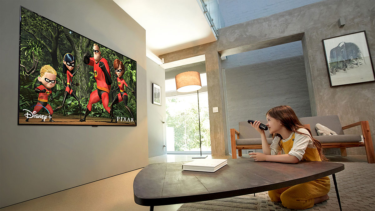LG 今年的 OLED 電視系列選擇相當豐富，不過阿熾覺得其中一款最吸引的就是 GX 系列。完全為了掛牆而設，配合跟機的超薄無縫掛牆架，就可以「零距離」掛牆擺放。睇戲、煲劇享受到 4K + OLED 的極緻畫質，平時進入畫廊模式又好似在客廳開了一扇窗或者掛上一幅畫，既節省擺位空間，又增添美感和藝術氣息，成為家居最佳的裝潢。