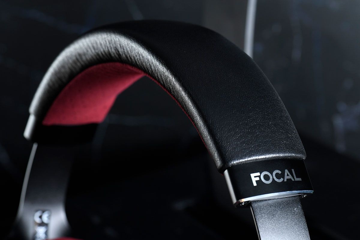 法國喇叭名廠 Focal 一向都是阿熾最喜歡的喇叭品牌之一，所以當 Focal 推出了全新 Clear Professional 耳機的時候，就立即說要借來試一下。罩耳開放式設計，和之前推出的 Elear 和 Utopia 耳機一樣擁有 M 型倒置球面振膜單元，聲音相當有驚喜，甚至有少少聽緊 Focal 喇叭的感覺。