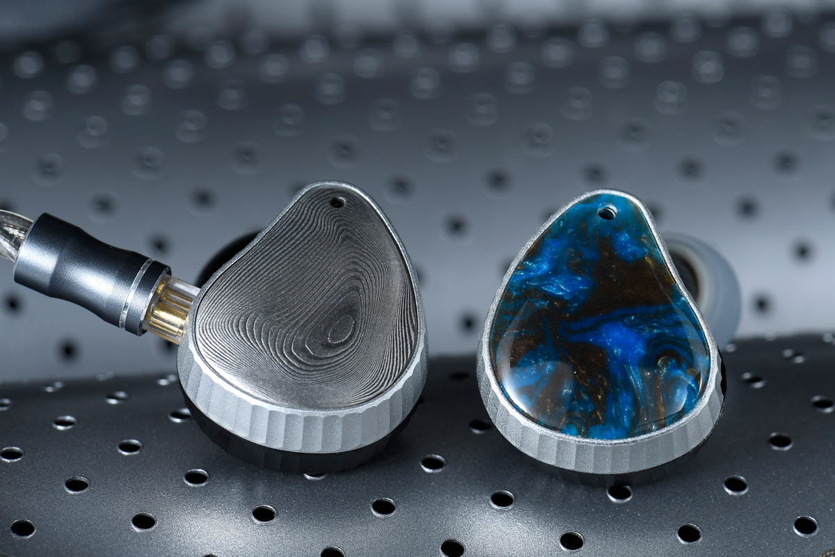美國品牌 Noble Audio 是由知名聽力博士 Dr. John Moulton 一手創建，他擁有豐富的耳機研發和調聲經驗，更被美國耳機論壇的發燒友尊稱為「巫師」。品牌致力開發獨特造型和創新技術的入耳式耳機，大部分系列都廣受好評。在今年中推出的旗下首款靜電單元耳機 Sultan，同樣是贏盡口碑，更有部分燒友以「完美」二字來形容，但亦有部分忠實粉絲向 Dr. John 反映竟見，稍嫌高頻延伸未能發揮到極致水平，於是他用上半年時間尋求突破，近日加推別注超旗艦型號，名為 Sultan Damascus Limited Edition。