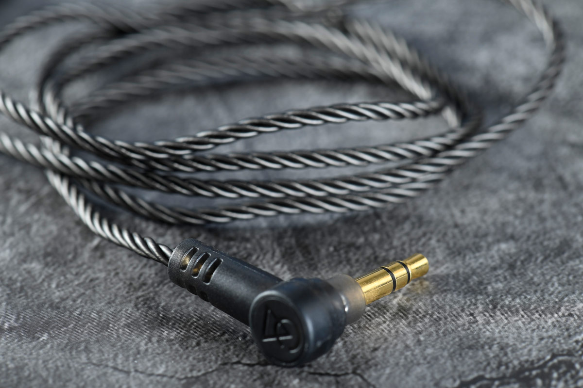 2017 年推出的 Dorado 是 Campfire Audio 旗下首款圈鐵混合單元耳機，如今已是平常的配置了。事隔 3 年後繼機面世，名為 Dorado 2020，延續圈鐵混合的設計，利用一圈一鐵配上高密度的燒結陶瓷外殼，看起來十分搶眼，顯得貴氣十足的同時，音質表現亦提升了不少，中高頻的銳利度更為明顯。
