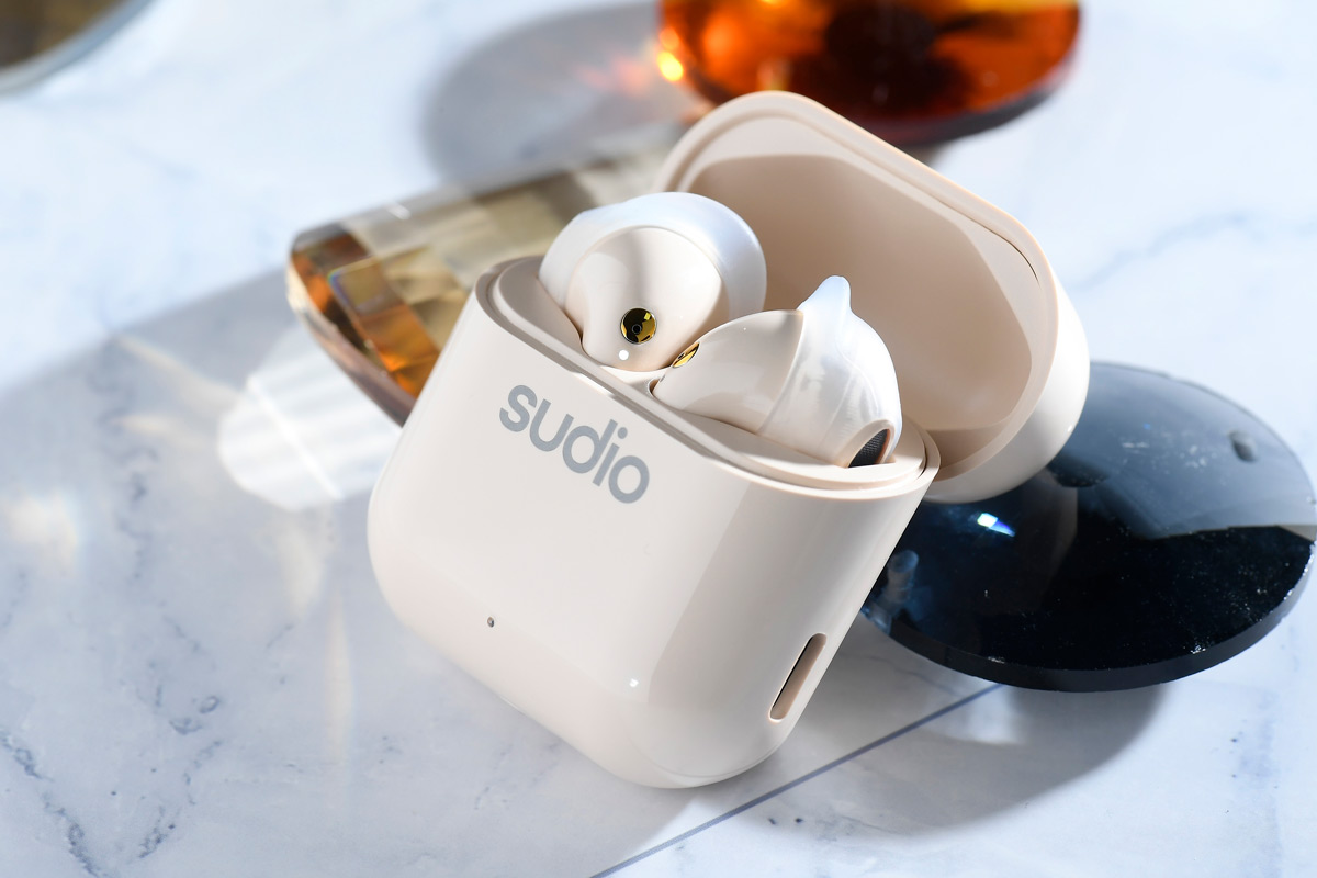 繼上次試過瑞典品牌 Sudio 的 ETT ANC 之後，今次再試用最新推出的 NIO 真無線耳機，屬於較入門的款式，並採用了半開放式耳塞設計。這類產品可達至無感的境界，佩戴舒適度無疑是一流，但那種無重無壓的感覺，總是令人欠缺安全感。可能有見及此，廠方為 Nio 特製矽膠耳翼，讓耳朵與耳機有更緊密的貼合，令用家們倍添安心。