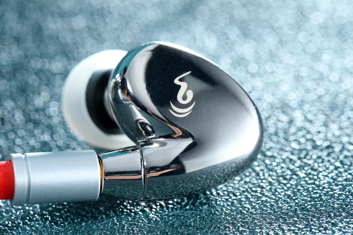 以往評測過台灣品牌 oBravo 的 Ra-c-cu 入耳式旗艦耳機和 HAMT-Signature 頭戴式旗艦耳機，今次這款 Venus 相對「便宜」得多了。如果熟悉這個品牌的讀者們，也會猜到它就是 Cupid 的高階版，同樣採用了平面震膜高音單元和動圈單元的混合式設計。新耳機的另一亮點是，用家們可自行更換 4.4mm、2.5mm、3.5mm 訊源插頭，加上容易推動，適合接駁任何播放器使用。