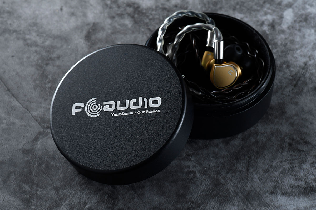 FAudio 的高階入耳式耳機 Major 雖然已推出了一段時間，不過作為品牌首款 universal 動圈耳機，被譽為一代「神圈」，依然相當受歡迎。Major 也是阿熾自己最常用作「參考」的耳機之一，中正的音色在不同配搭下都可以呈現到器材的特性。而且配搭近期新推出 DAP 的時候，音質甚至再有變化和提升。