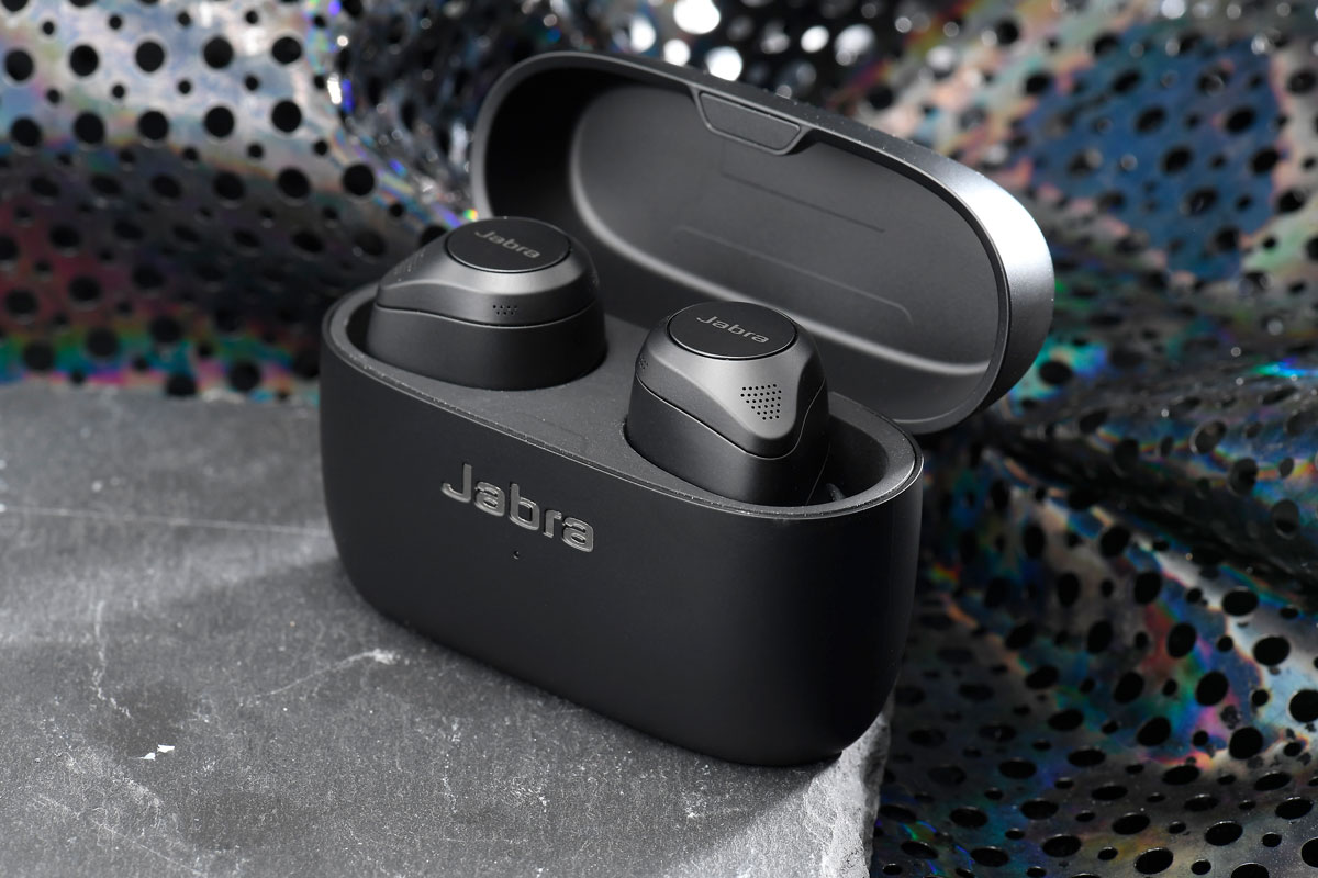 真無線耳機經過近幾年的快速發展，見證著一代比一代進步，Jabra 最新的 Elite 85t 加入了全新主動式降噪晶片 Jabra Advanced ANC，再配合 6 組收音咪，提供最佳的降噪品質。而且，耳機形狀和單元配置皆有所改良，帶來更出色的佩戴舒適感和音質表現。