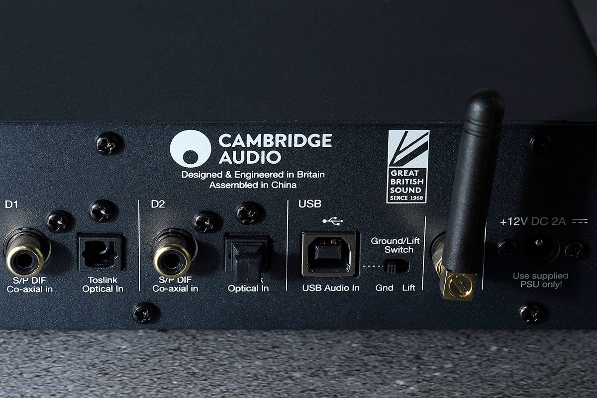 Cambridge Audio 的 DacMagic 系列 USB DAC 一直都相當受用家歡迎，相隔一段時間再有新機，今次最新推出的 DacMagic 200M 就一口氣加入了 MQA 解碼、支援 PCM 32bit/768kHz、DSD512 音訊的頂級規格，除了 USB 連接電腦、光纖和同軸連接 CD 機等播放器，更加入了藍牙連接方便手機使用。