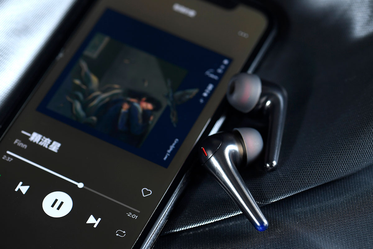1MORE 之前推出的 ComfoBuds 可算是其中一款最輕巧舒適的真無線耳機，而今次的「升級版」ComfoBuds Pro 則加入了主動式降噪功能，也因此由半入耳式變成入耳式設計，不過繼續保持到輕身舒服又易用的特點，而且作為「Pro 版」也加入了很多實用功能，配合 1MORE Music App 來使用更加相當方便。