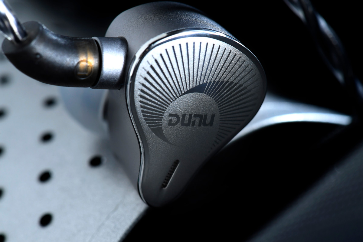 Dunu 是國內做圈鐵耳機比較早的廠商，已經發展到很成熟的階段，並獲得多項國際聲學研究成果和國際專利設計。今年，他們決定推出首款動圈、動鐵、靜電混合式耳機，名為 EST112。一如以往，貫徹了「高規低賣」的中國品牌特色，亦在耳機市場上引來不少話題，實行讓靜電耳機走向平民化。