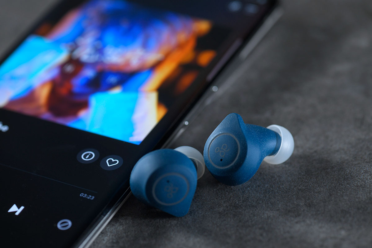 ag 是日本新晉的藍牙產品品牌，近年相當積極研發不同定位的藍牙耳機，而且崇尚音質先決，更會經由日本耳機音響名廠 Final Audio 作調聲。不過與高音質「相反」，售價方面十分親民，以最近新推出的 TWS08R 真無線耳機和 WHP01K 頭戴式降噪耳機為例，都是千元有找，而且音質相當不錯，是值得推介的入門選擇。