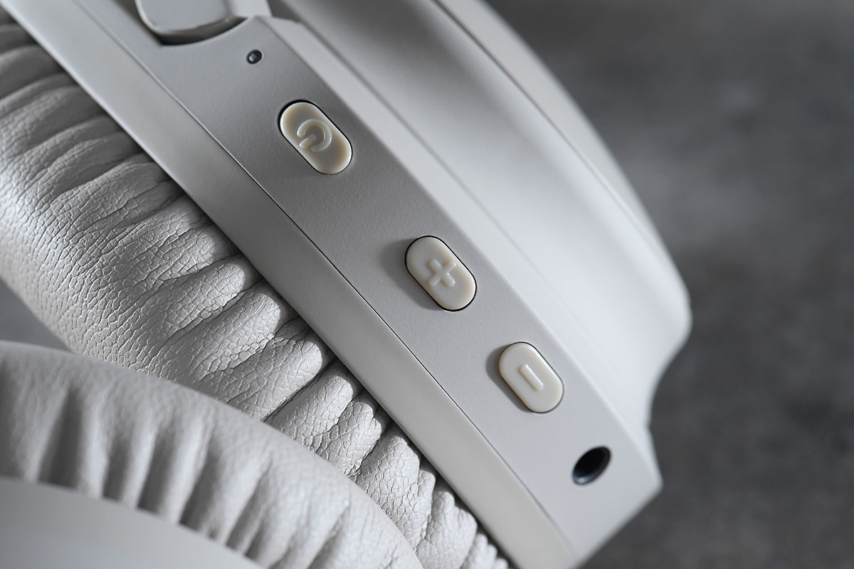 ag 是日本新晉的藍牙產品品牌，近年相當積極研發不同定位的藍牙耳機，而且崇尚音質先決，更會經由日本耳機音響名廠 Final Audio 作調聲。不過與高音質「相反」，售價方面十分親民，以最近新推出的 TWS08R 真無線耳機和 WHP01K 頭戴式降噪耳機為例，都是千元有找，而且音質相當不錯，是值得推介的入門選擇。