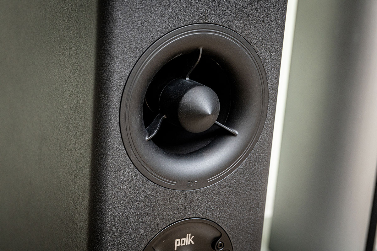 Polk Audio 之前推出的 Legend 系列、Signature 系列口碑都相當不錯，今次最新推出的 Reserve 系列則是僅次於旗艦 Legend 系列的高階喇叭。配備了由 Legend 系列而來的尖峰環形高音、渦輪中音單元，還有全新的 X-Port 技術，配合原有的 PowerPort 組成 PowerPort 2.0 的新設計，最重要是價錢依然十分相宜。