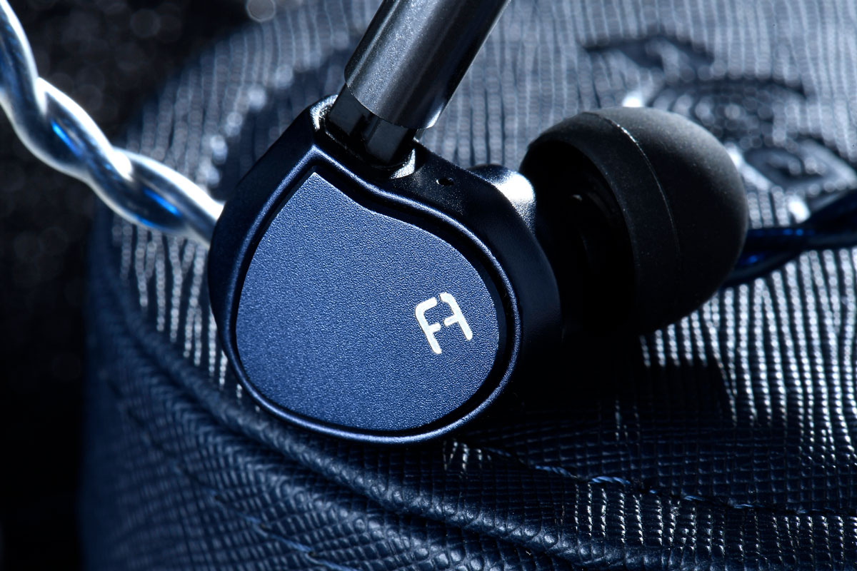 FAudio 推出的 Major 是相當受歡迎的動圈耳機，也是被發燒友譽為「神圈」之作，也是阿熾最喜歡的動圈耳機之一。今次最新推出的 Dark Sky 則同樣採用了單動圈單元，外形上如出一轍，不過由振膜、結構、技術以至音色等均完全不同，今次就同大家試下這款「藍神圈」的表現。