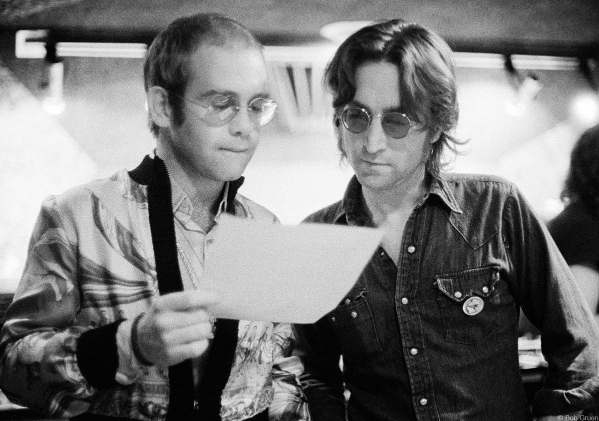 說起 John Lennon 與小野洋子的照片，1981 年《Rolling Stone》雜誌封面的親吻造型無疑是經典。若想了解二人生活瞬間的畫面，大概只能在紐約攝影師 Bob Gruen 的鏡頭裡尋覓。作為他們的私人攝影師，Bob 很自然地捕捉這對傳奇夫妻在舞台之下的平凡日常，至今恰好半世紀。