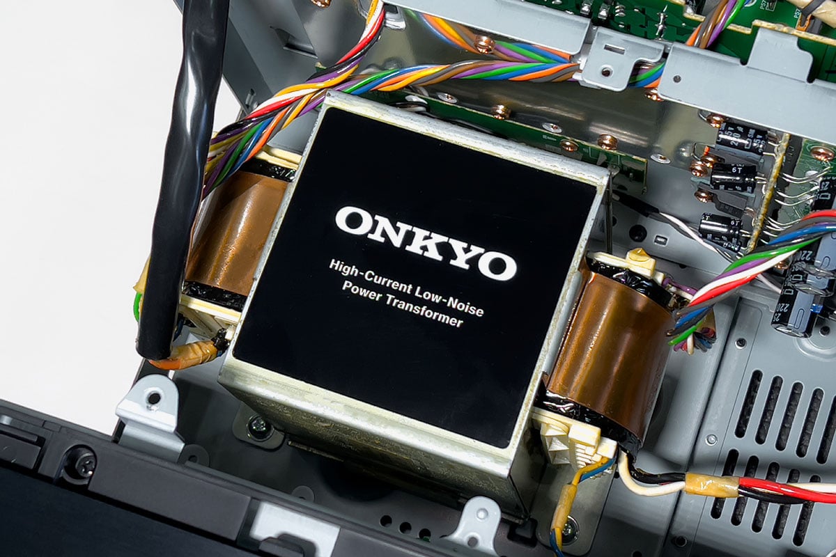 Onkyo TX-RZ3400 是最近另一款用家期待已久的旗艦 A/V 擴音機，由 TX-NR3030 引入當時最高規格的 11 聲道、到 TX-RZ3100 以 Class D 放大電路帶來更強勁輸出，到今代 TX-RZ3400 有齊 THX Ultra、IMAX Enhanced 及 Roon Tested 認證，新機可說已是「完全體」，睇戲和聽歌兩方面都有齊最高階配置。