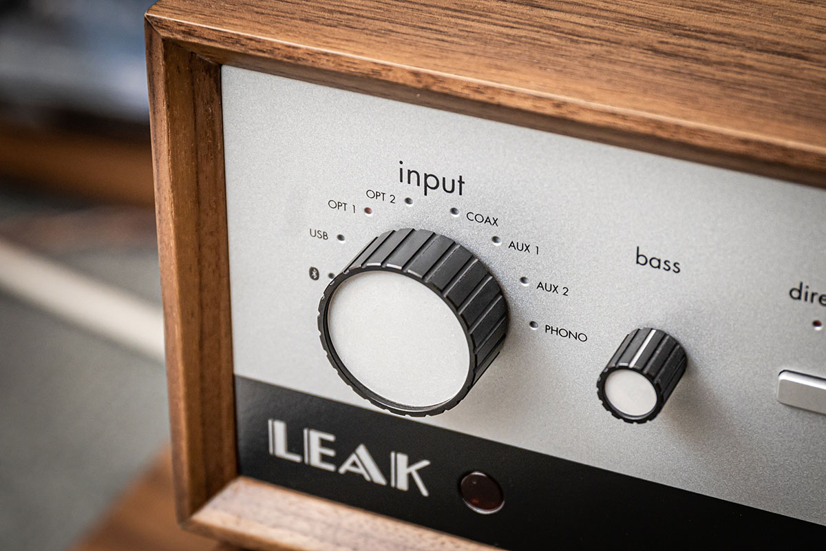 LEAK 這個英國傳奇音響品牌曾經是英國家庭的最愛，1934 年由 Harold Joseph Leak 在英國倫敦創立，在 1969 年賣給 Rank Organisation。2020 年，也是 H.J. Leak 誕辰 113 周年和 H. J. Leak & Co 成立 84 周年，IAG 集團（International Audio Group）宣布 LEAK 的回歸，為現代 Hi-Fi 發燒友保留了 Art-Deco 裝飾藝術的古典風格，同時帶來高品質家庭音響，率先登場的就是 STEREO 130 以及 CDT 這套組合。