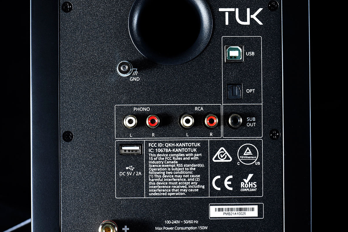 Kanto 的喇叭系列一向都既著重功能、音質，又著重外形設計，之前介紹過的竹面音箱 YU6 就是最佳例子。今次借到手測試的 TUK 則是另一種風格，純黑、純白箱身，時尚當中帶點工業風，延續了有型的設計，還有豐富的多功能接駁，而且配備的 AMT 氣動高音表現幾有驚喜。