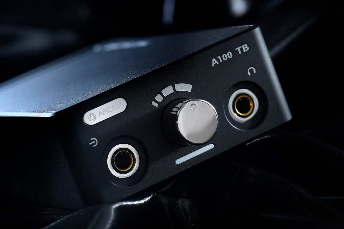 香港品牌 AROMA Audio 的 A10 和 A100 便攜耳擴取得了空前的成功，近日再接再厲推出最新一代 A100 True Balance，顧名思義是 A100 的升級版，保留上代特點的同時，改用全平衡線路構造，僅有 4.4mm 平衡輸入和輸出插口，讓聲音更乾淨之餘、亦具有力量感、立體度。
