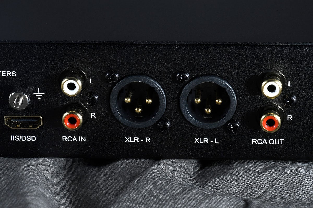 可能大家對 PALAB 這個品牌有點陌生，其實 PALAB 成立於紐約，開發及製造是由曾經生產 NuForce 和 Goldmund 兩個知名品牌的音響器材研究室合作。因此雖然 DAC-M1 是 PALAB 的第一款產品，但設計和調聲都相當成熟，有齊 MQA 解碼、4.4mm 及 6.3mm 端子、RCA Audio 及 XLR 的前級輸出，耳擴部分的表現更加相當有驚喜。