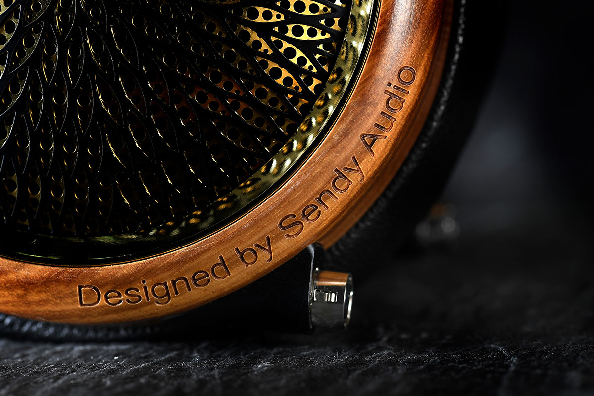 SendyAudio 在 2018 年就推出了自家第一款頭戴式平板單元耳機「黑美人」Aiva，三年間在發燒耳機圈也收獲了不少好評。而最新推出的第 2 款平板單元耳機 Peacock「孔雀」則是 SendyAudio 的又一誠意之作。實木外殻、羊皮耳套加上航空鋁材金屬框架，一整圈密集排佈的黑金配色金屬孔雀翎圖案，至音色也和命名相稱，有如孔雀般高貴有氣質。