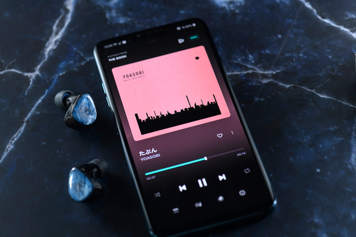 自 2016 年開始，真無線耳機快速地增長，在技術持續進步下，能夠兼具音質與便利性，令一眾高級耳機品牌也紛紛加入真無線耳機的行列。去年 Noble Audio 已推出首款真無線耳機 Falcon，坦白說，此機有點「試水溫」的感覺。但今次新推出的 FoKus Pro 卻給人超乎想像中的升級，其創辦人 Dr. John Moulton 更聲稱已將 10 多年於發燒耳機中的單元技術和經驗應用到 FoKus Pro 身上，為真無線耳機的音質標準推至更高層次。