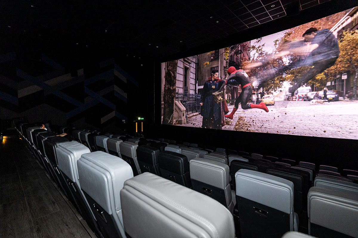 今年 5 月英皇戲院接手銅鑼灣時代廣場前 UA 戲院，斥資約 7,000 萬元拆卸舊戲院重新裝修以及購置設備，新戲院在 12 月 9 日正式開幕，5 個影廳全部配備 4K 投影，當中兩影廳設有 Dolby Atmos 音效，而戲院座椅新增的無線充電功能也相當方便。