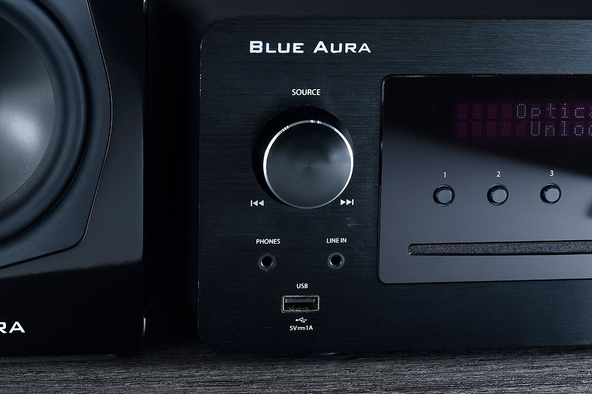 講起 Blue Aura 大家可能首先想起他們的型格的膽機系列，不過其實 Blue Aura 旗下還有唱盤、唱放、喇叭、微型音響等產品線，今次新推出的 Blue 1 微型音響也承襲了享受音樂、專注音質的理念，既提供了藍牙功能照顧新一代用家，也有 CD 和收音機功能照顧傳統需要，最重要是調聲依舊出色，配搭一對喇叭就可以在客廳、睡房好好享受音樂。