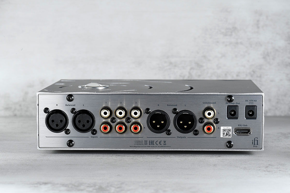 來自英國的 iFi 一向推出小型音響產品為主，主力產品包括耳擴與 USB 解碼，產品特色是多功能，適合配置不同音響產品使用，較早前我們測試過的 ZEN Stream 同樣是兼容不同串流平台的串流播放器（Streamer）。今次新推出的 Pro iCAN Signature，可說是 Pro iCAN 的升級版本，提升機內線路及功能上的設計，加上 Pro iCAN Signature 與前作一樣，採用晶體管和真空管兩種放大模式，配合 XBass 低頻設定與 3D Holographic 聲音處理設定，除了內外設計夠 High-end，功能上玩味十足。