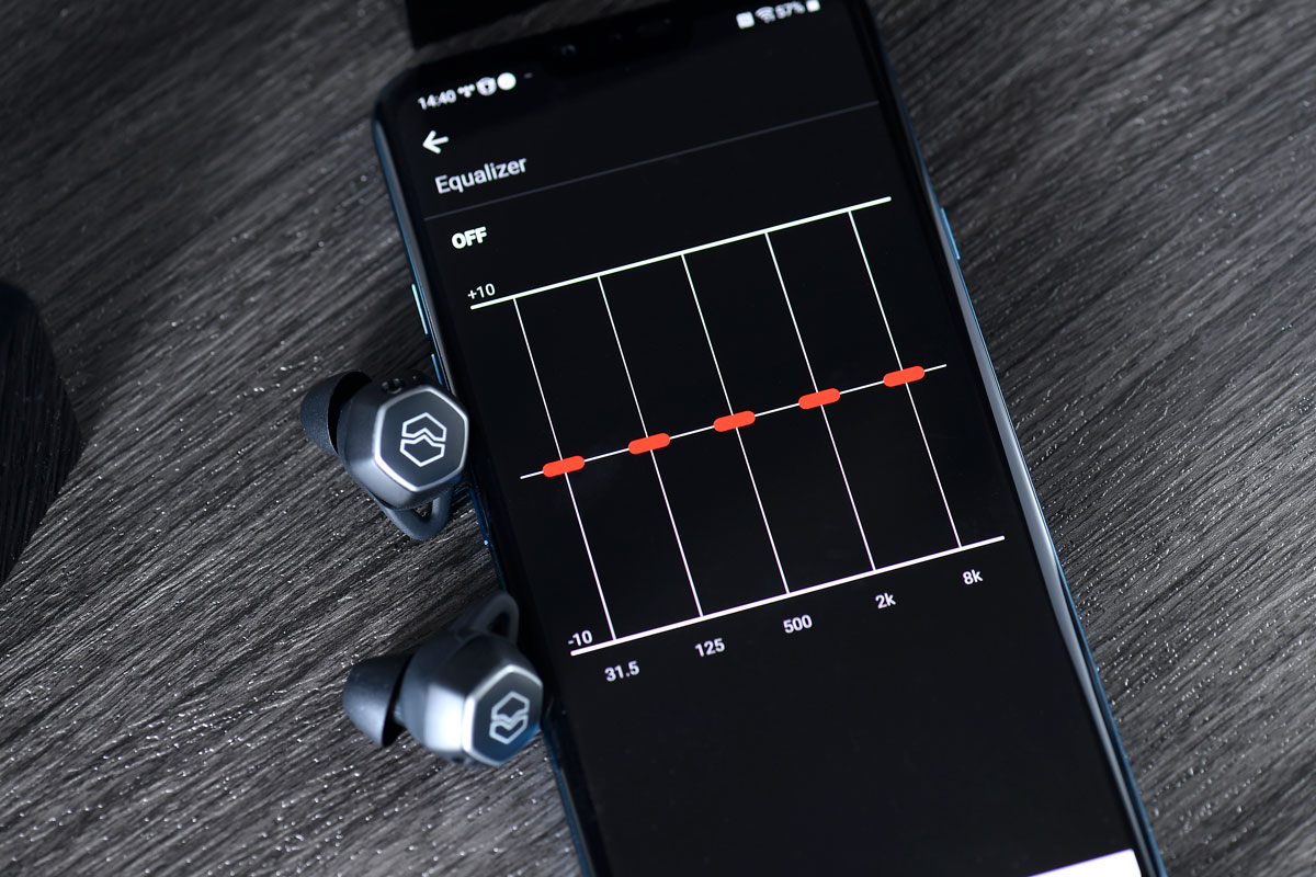 美國 DJ 耳機品牌 V-MODA 於 2019 年正式加入日本電子樂器大廠 Roland 後，得到更成熟的音響技術支援，產品亦向個人化設定的方向發展。近日終於推出品牌首款真無線耳機 Hexamove Pro，繼承了 V-MODA 經典六角形 Shield 造型，並採用創新的可換面板設計。為了滿足用家的不同佩戴需求，提供了不少配件給大家隨時更換，可說是這款耳機的一大賣點。