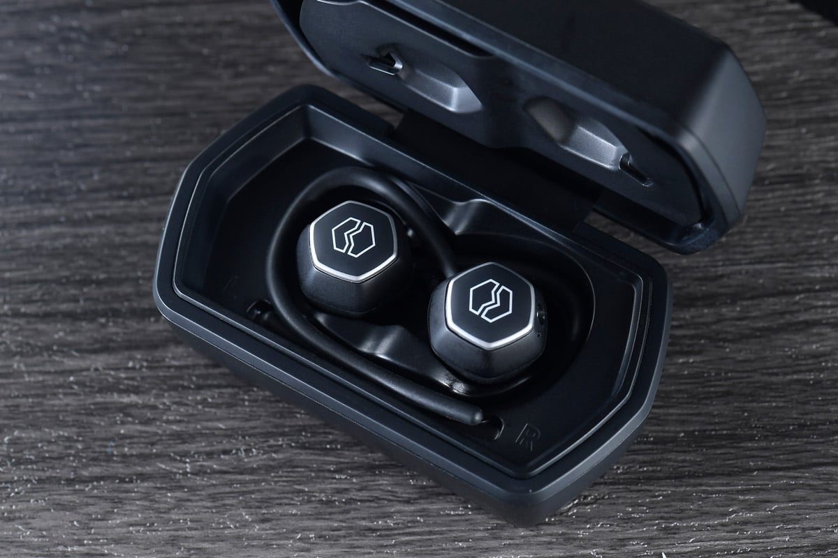 美國 DJ 耳機品牌 V-MODA 於 2019 年正式加入日本電子樂器大廠 Roland 後，得到更成熟的音響技術支援，產品亦向個人化設定的方向發展。近日終於推出品牌首款真無線耳機 Hexamove Pro，繼承了 V-MODA 經典六角形 Shield 造型，並採用創新的可換面板設計。為了滿足用家的不同佩戴需求，提供了不少配件給大家隨時更換，可說是這款耳機的一大賣點。