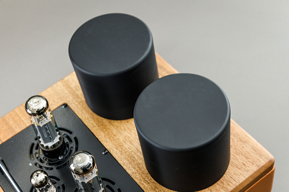 近年 Head-Fi 器材愈來愈多元化，入門產品固然選擇豐富，發燒選擇也多姿多彩，甚至有些器材的定位已經對應緊傳統的高階音響。特別在聆聽空間有限之下，想要獲得最好的聆聽效果，耳機有時甚至更有吸引力。今次測試的 Auris Audio Nirvana 膽耳擴、Audeze LCD-5 旗艦平板耳機，配搭 Siltech Royal Signature Duchess Crown 升級線就是一套售價接近 10 萬元的組合，到底又可以達到怎樣的效果？