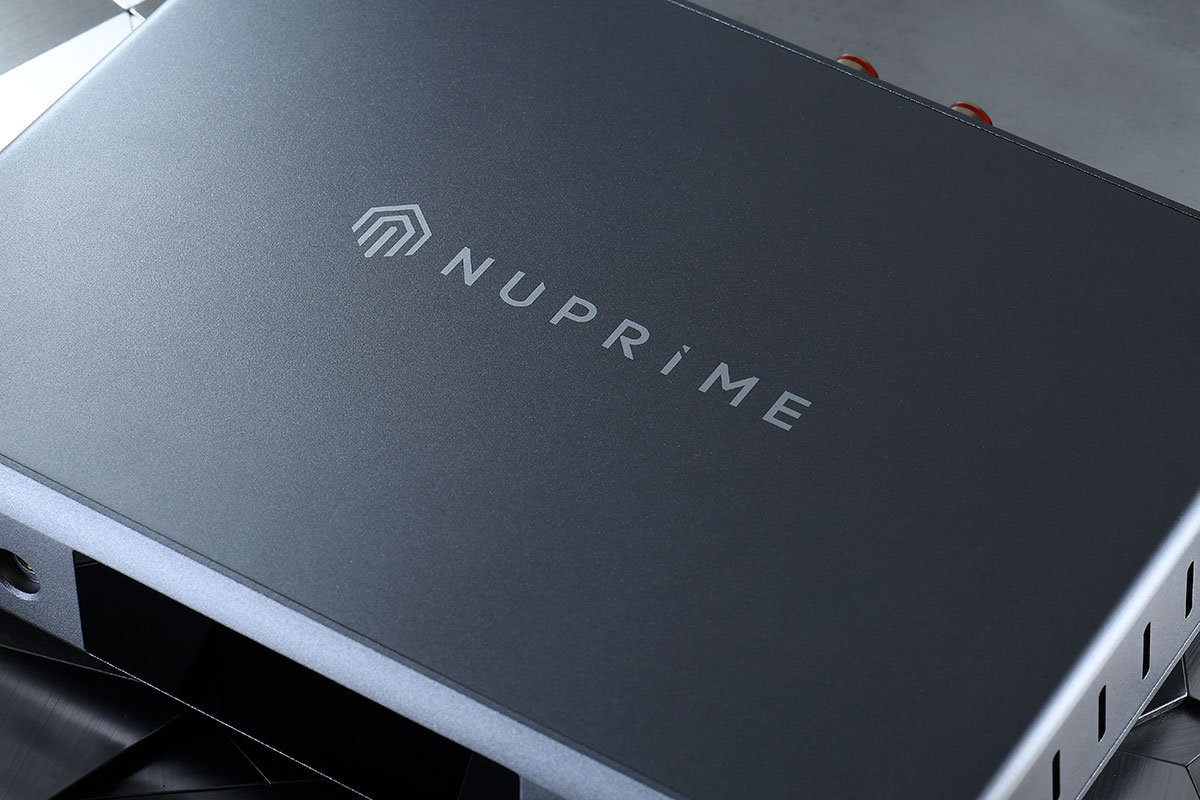 對 NuPrime 有認識的朋友，相信都知道其技術是源自 NuForce，在 2014 年，Optoma 收購 NuForce，NuForce 創辦人購入 NuForce 的 High-End 部門，獲授權使用 NuForce 技術，並創立 NuPrime 品牌，延續其數碼功放產品及技術開發。NuPrime Omnia A300 旗下首款集串流播放、數碼輸入、解碼、耳擴、數碼合併放大於一身的一體式播放器，而且其機身體積僅 280 × 55 × 250 毫米，在細小的家居環境增添一部全功能播放器是最佳的選擇之一。