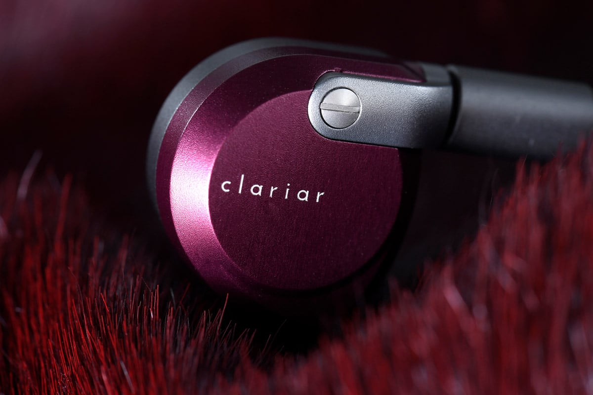 日本新晉耳機品牌 Clariar 主理人兼總聲學設計師佐佐木瞭先生，之前任日本精品級耳機品牌 Kumitate Lab 音響工程師，累積多年聲音調校經驗。去年 8 月品牌推出首款作品 i640，聲音有驚為天人的表現，獲得了一致好評。估不到短短時間又有新作 i430，拿上手明顯比高階型號更為的骰，最重要是，售價便宜一半有多，很難不吸引大家的注意。