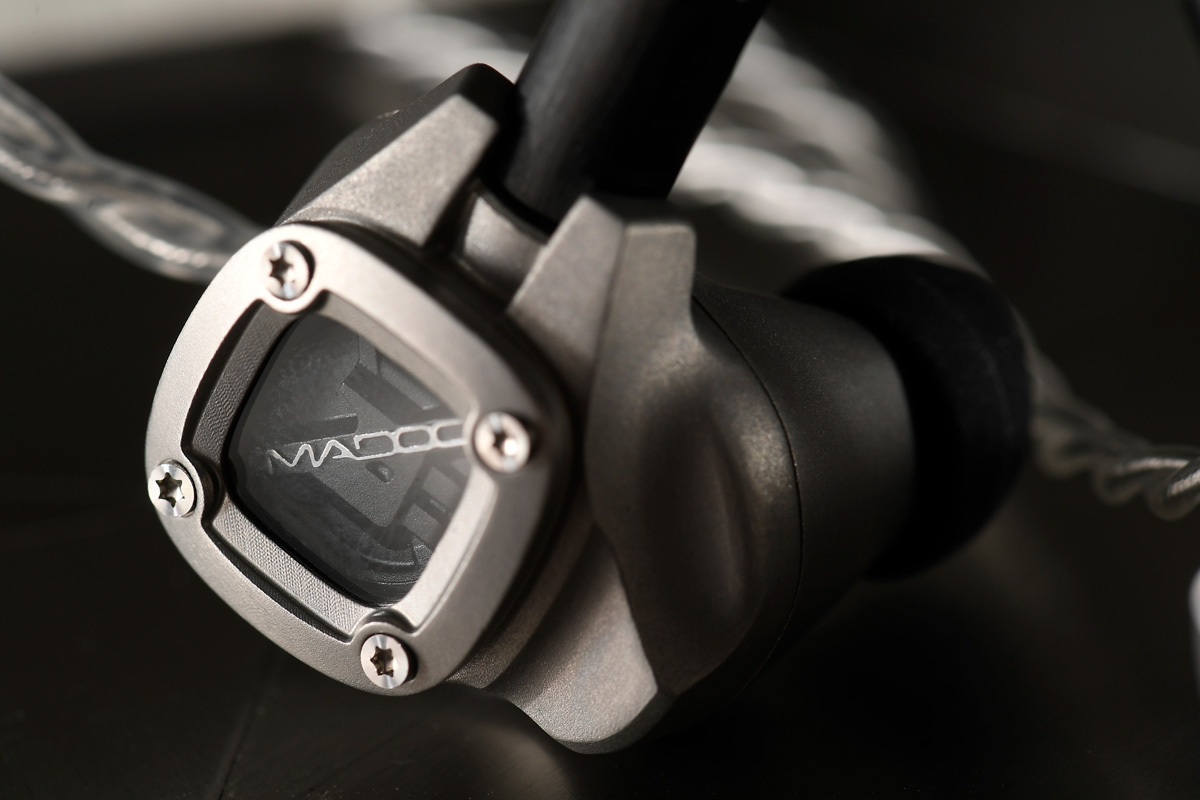 日本新晉專業耳機品牌 Madoo 推出首款作品 Typ711，其團隊花了 3 年時間開發，當中涉及新單元、新材料、新設計，加上無數次調聲、編排的反覆測試，聲音令人充滿驚喜。而外觀方面具有鐘錶級工藝，這設計真叫人歎為觀止。